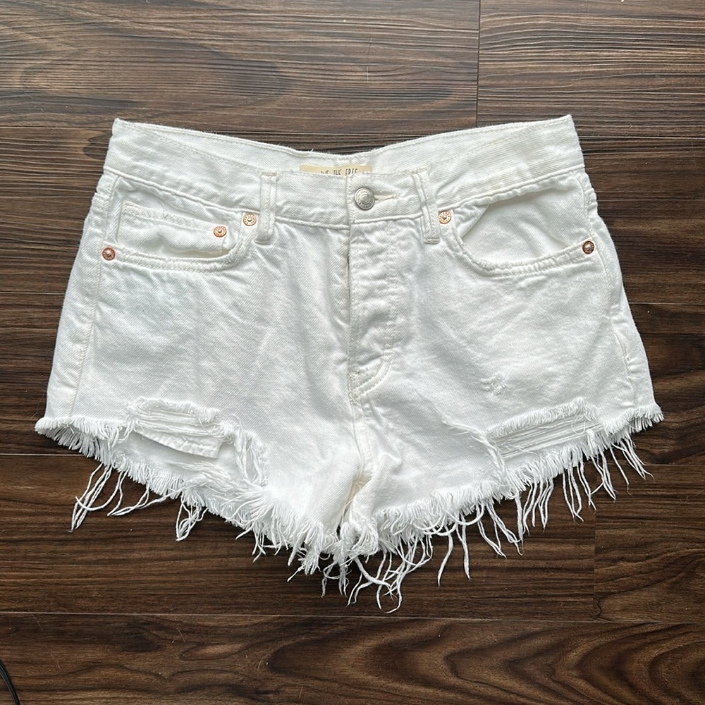 We the Free LOVING GOOD VIBRATIONS CUT OFF SHORTS IN WHITE size 25 - Picture 7 of 9
